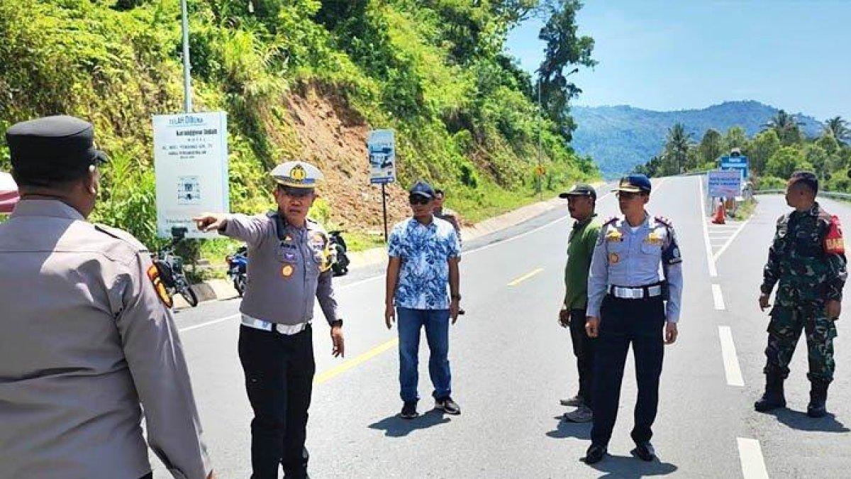 100 HARI KERJA - Petugas gabungan melakukan rekayasa lalu lintas di Jalur Lintas Selatan (JLS) Desa Tasikmadu, Kecamatan Watulimo, Kabupaten Trenggalek, Jawa Timur pada Jumat (13/12/2024). Bupati Trenggalek, Mochamad Nur Arifin memastikan pembangunan JLS akan terus dilanjutkan, meski ada kebijakan efisiensi anggaran.