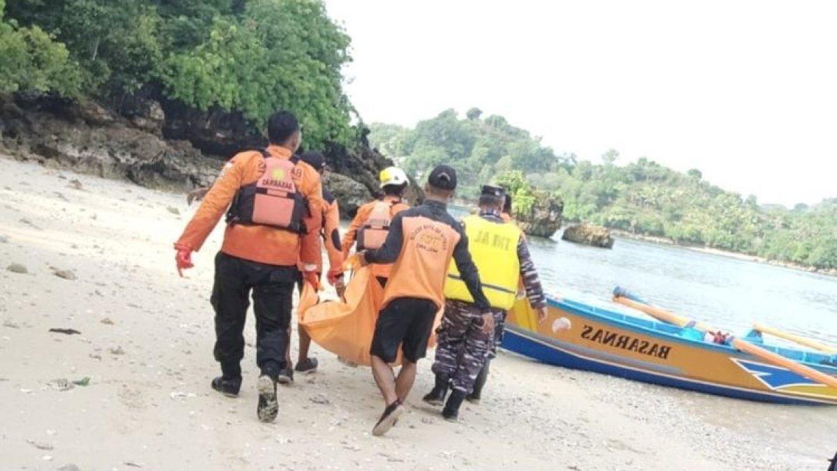 Petugas gabungan saat mengevakuasi jenazah Galang Edhi Swasono di Pulau Sempu, Jumat (29/12/2023).