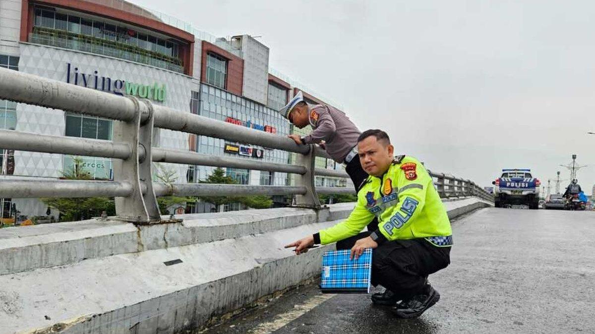 KECELAKAAN - Petugas kepolisian melakukan olah TKP peristiwa pria jatuh dari fly over akibat kecelakan lalu lintas, di Simpang SKA, Pekanbaru, Riau, Sabtu (26/4/2025).