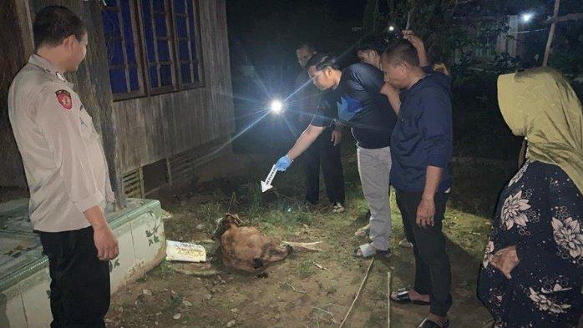 Petugas kepolisian olah TKP insiden pembunuhan ayah oleh anak kandung