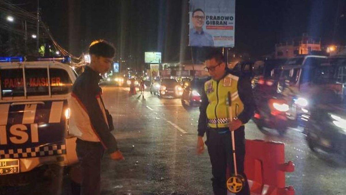 Petugas kepolisian sedang melakukan olah TKP kecelakaan yang menewaskan mahasiswa usai ditabrak minibus di Jalan Raya Puncak Cisarua, Kampung Cipari, Desa Leuwimalang, Kecamatan Cisarua, Kabupaten Bogor, Jawa Barat, Minggu (26/11/2023).