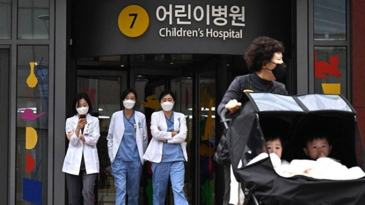 Petugas medis berjalan di luar rumah sakit anak di Seoul, Korea Selatan, pada 11 Maret 2024.