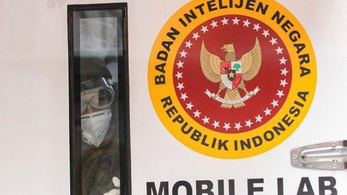 Petugas medis di mobile lab milik Badan Intelijen Negara.
