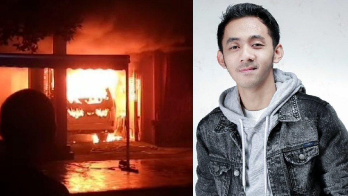 Petugas tengah berusaha memadamkan api yang membakar mobil Alphard milik penyanyi asal Banyuwangi Wandra Restusiyan