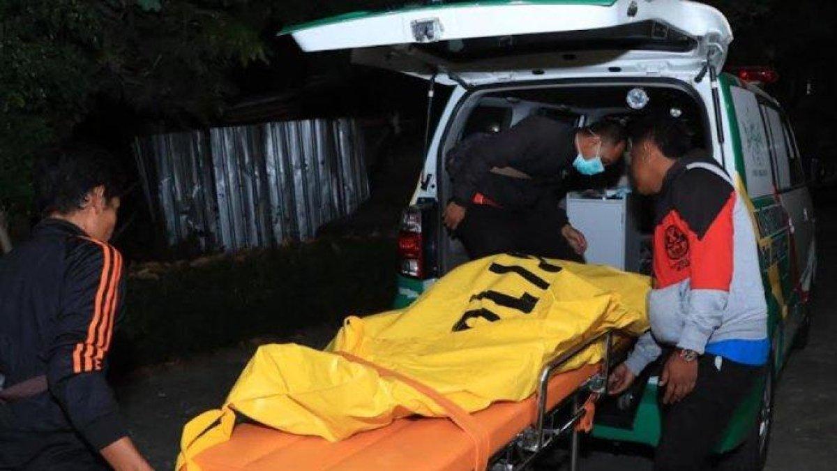 Petugas membawa jenazah korban duel maut kakak-adik di Desa Kedawung, Kecamatan Nglegok, Kabupaten Blitar, ke RSUD Mardi Waluyo Kota Blitar, Minggu (29/10/2023) dini hari.