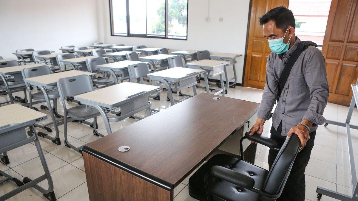 SEKOLAH RAKYAT: Petugas menata kursi ruangan kelas Sekolah Rakyat untuk jenjang SMA di Sentra Terpadu Pangudi Luhur (STPL), Bekasi, Jawa Barat, Sabtu (8/3/2025). Menteri Sosial Saifullah Yusuf mengatakan sekitar 40 Sekolah Rakyat di berbagai daerah rencananya akan memulai kegiatan pada tahun ajaran 2025/2026 dari jenjang SD, SMP, dan SMA yang diperuntukkan bagi anak-anak dari keluarga miskin dan miskin ekstrem sebagai upaya memberikan fasilitas pendidikan yang layak. ANTARA FOTO/Asprilla Dwi Adha/aww.