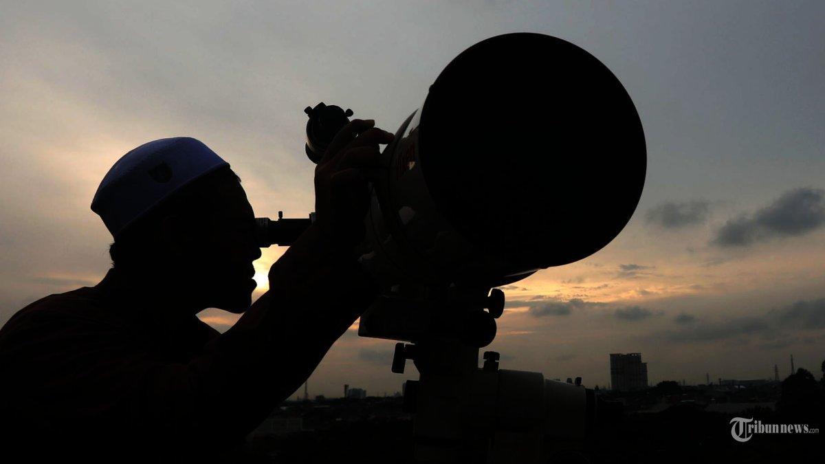 Petugas mengamati matahari terbenam menggunakan teleskop saat melakukan pemantauan hilal di Masjid Al-Musari'in, Kembangan Utara, Jakarta, Minggu (10/3/2024).