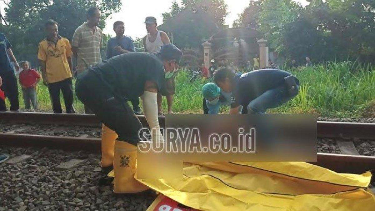 Petugas mengevakuasi jenazah korban di jalur kereta api Desa Ketanon, Kecamatan Kedungwaru, Kabupaten Tulungagung.
