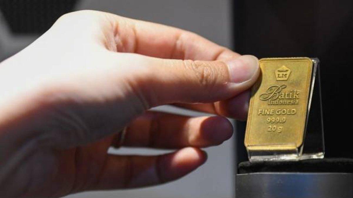 Petugas menunjukkan emas Antam di Butik Antam Pulo Gadung, Jakarta, Selasa (14/3/2023).