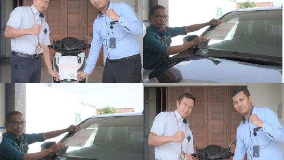 Petugas pajak melakukan penyitaan motor dan mobil penunggak pajak.