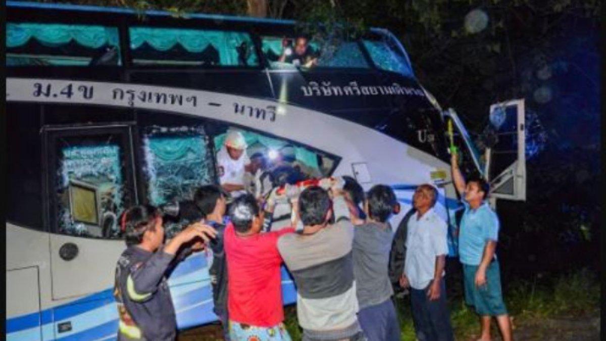 Petugas penyelamat dan relawan menyelamatkan penumpang yang terluka dari bus pada hari Selasa