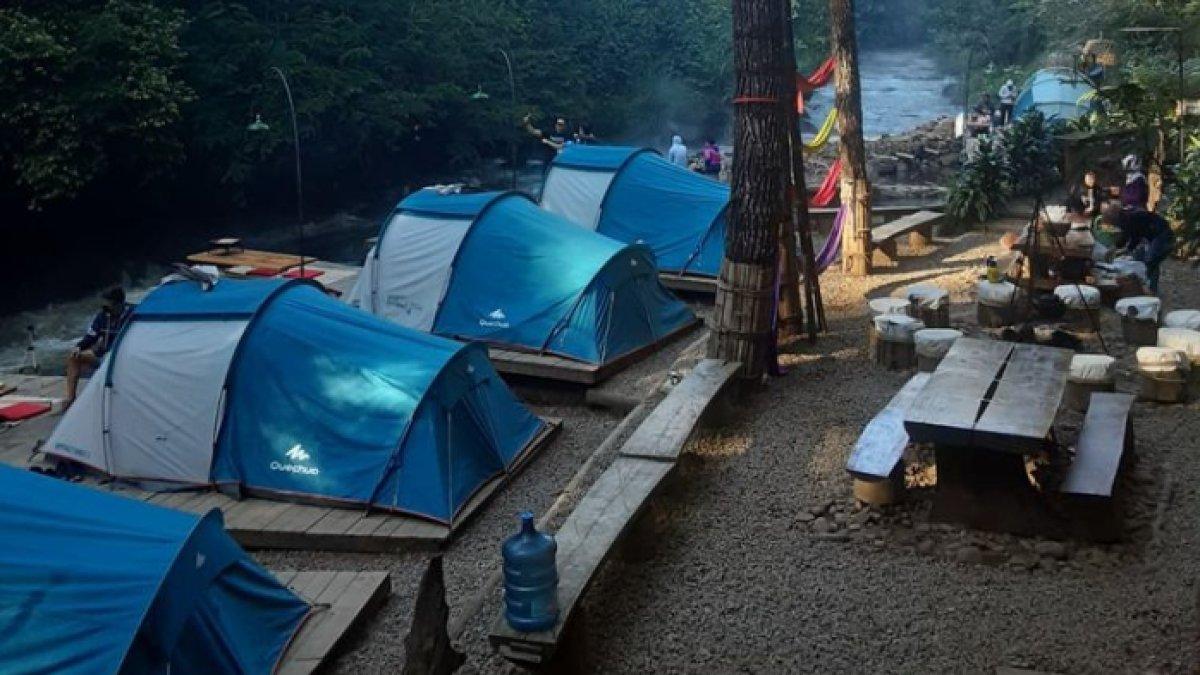 WISATA SERU - Potret Pineus Tilu Riverside Camping disadur dari Kompas.com pada Senin (19/5/2025). Pineus Tilu Riverside Camping ada di Pangalengan, Kabupaten Bandung.