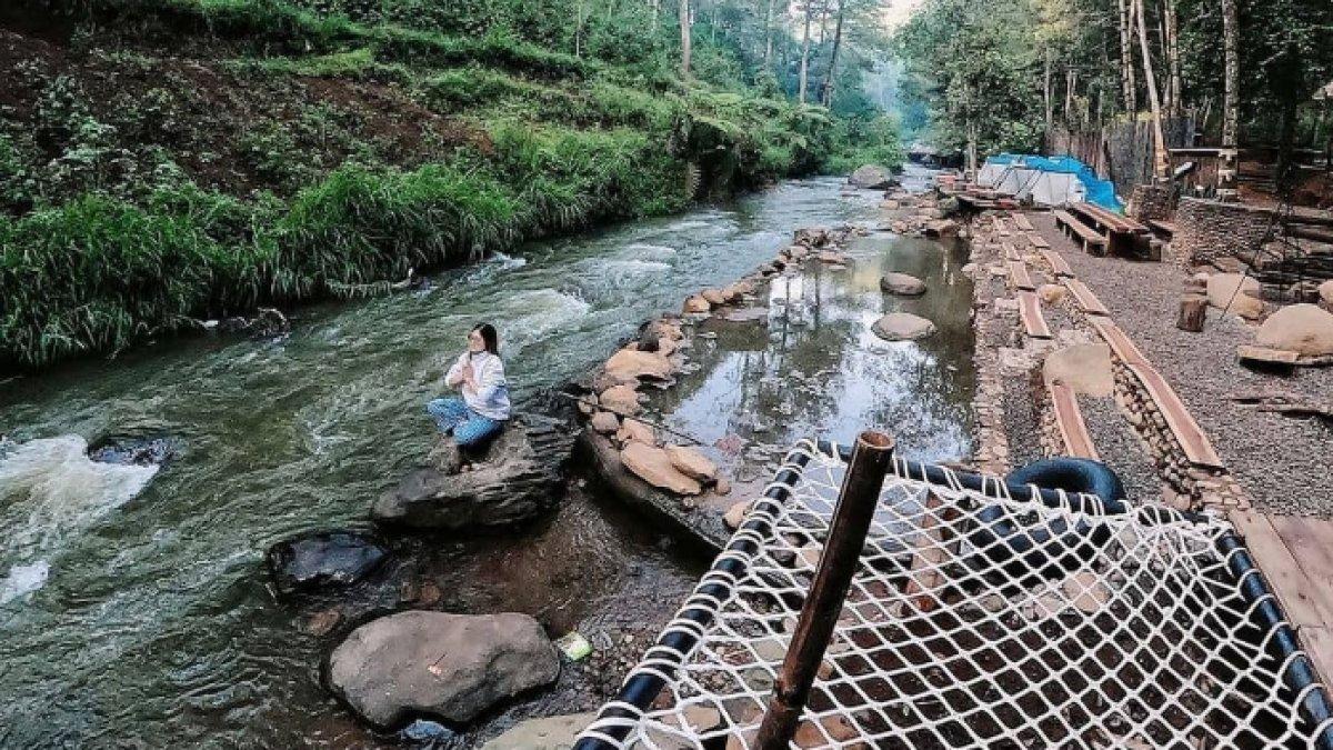 WISATA SERU - Potret Pineus Tilu Riverside Camping disadur dari Kompas.com pada Senin (19/5/2025). Pineus Tilu Riverside Camping berada di Pangalengan, Kabupaten Bandung.