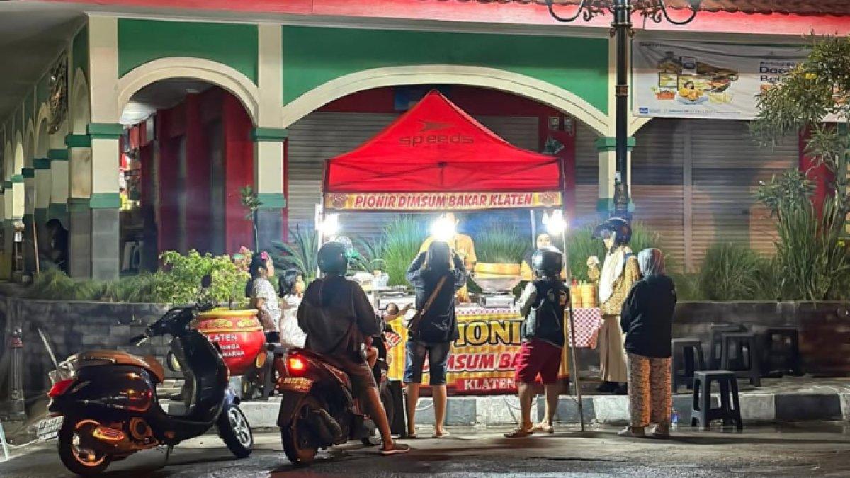 REKOMENDASI WARUNG DIMSUM: Suasana malam hari di Pionir Dimsum Bakar Klaten
