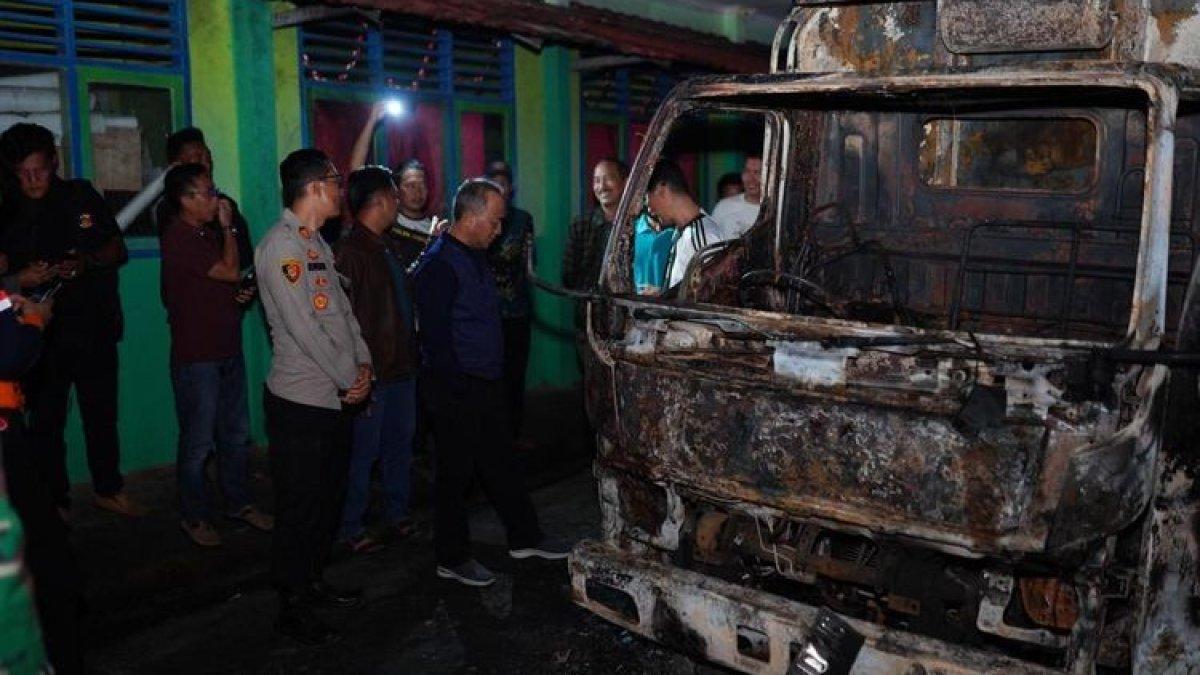 Pj Bupati Muba Apriyadi saat meninjau langsung lokasi terbakarnya truk pengangkut minyak ilegal yang terbakar di di Desa Bailangu Timur, Sekayu, Musi Banyuasin (Muba), Sumatera Selatan.