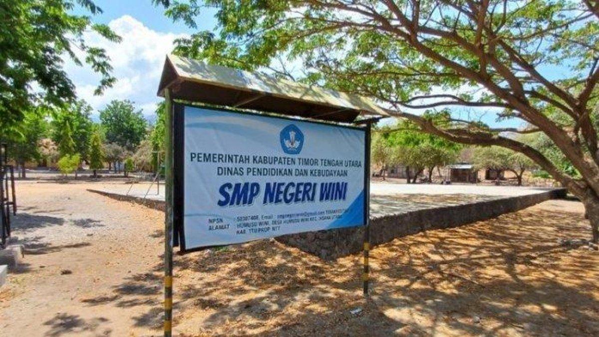 Plang Sekolah Menengah Pertama (SMP) Negeri Wini di Humus C, Insana Utara, Kabupaten Timor Tengah Utara, Nusa Tenggara Timur, Jumat (17/11/2023).