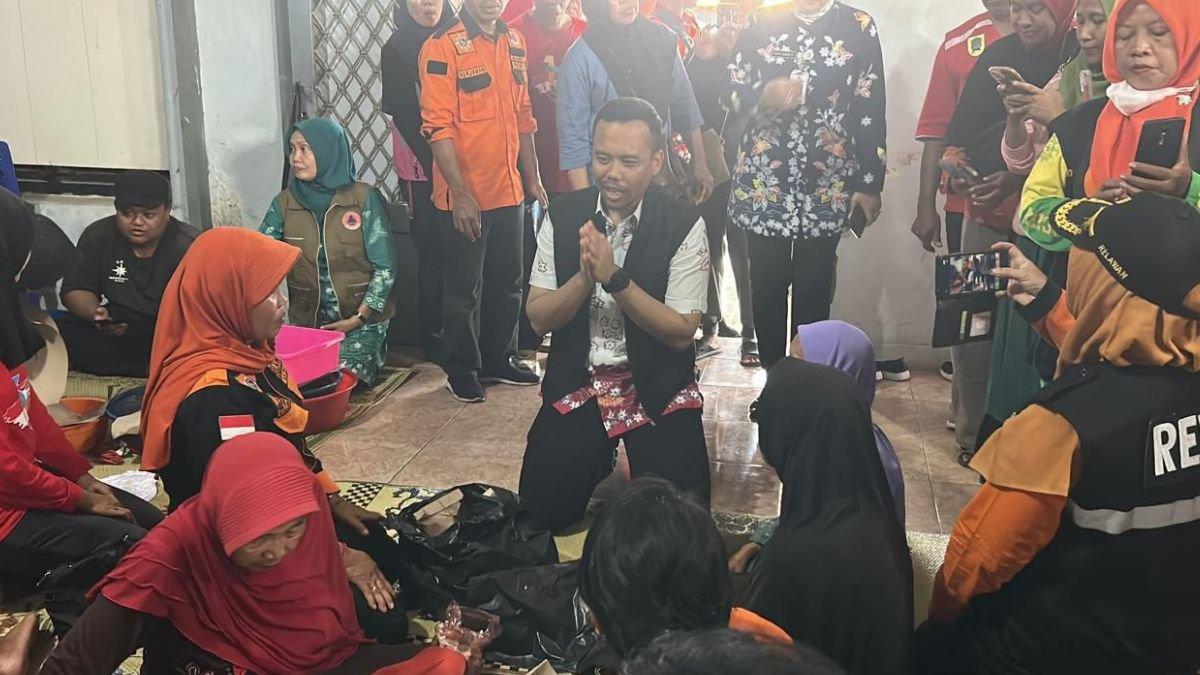 INFO KLATEN - Plh Bupati Klaten Benny Indra Ardhianto tinjau Desa Jambukulon, Kecamatan Ceper, Klaten yang menjadi wilayah terdampak bencana angin puting beliung, pada Selasa (25/2/2025).