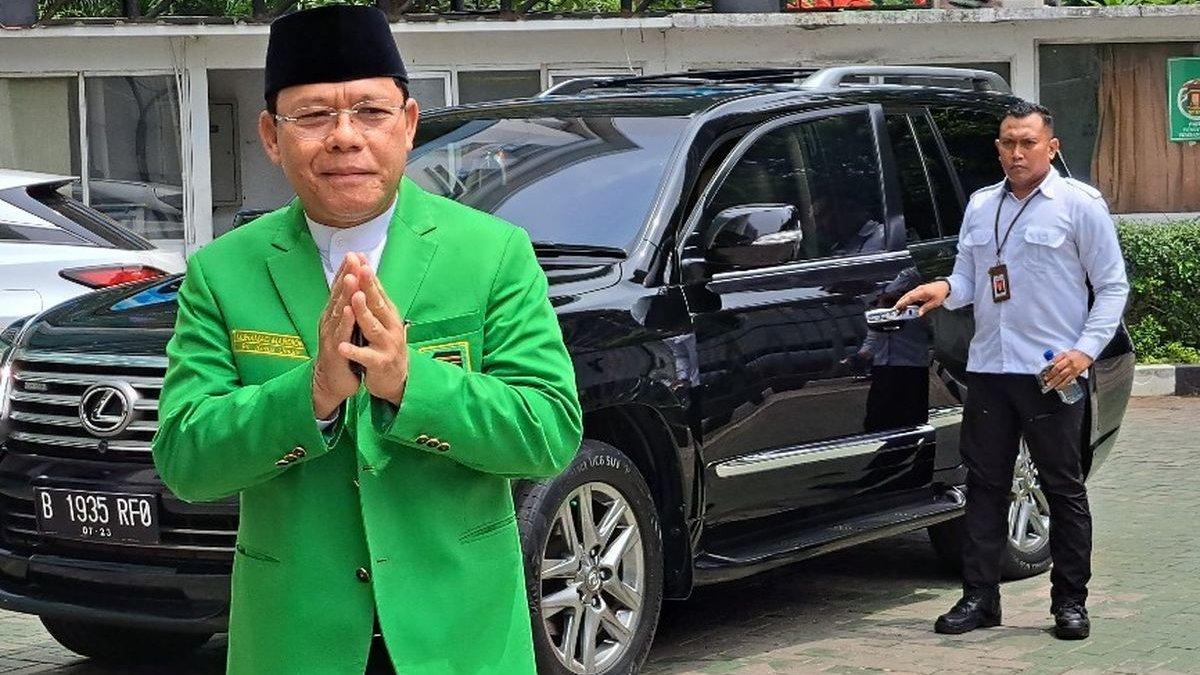 SOSOK MARDIONO - Plt Ketua Umum Partai Persatuan Pembangunan (PPP) Mardiono menyapa awak media saat baru tuba di kantor DPP PPP, Jakarta, Senin (1/5/2023).