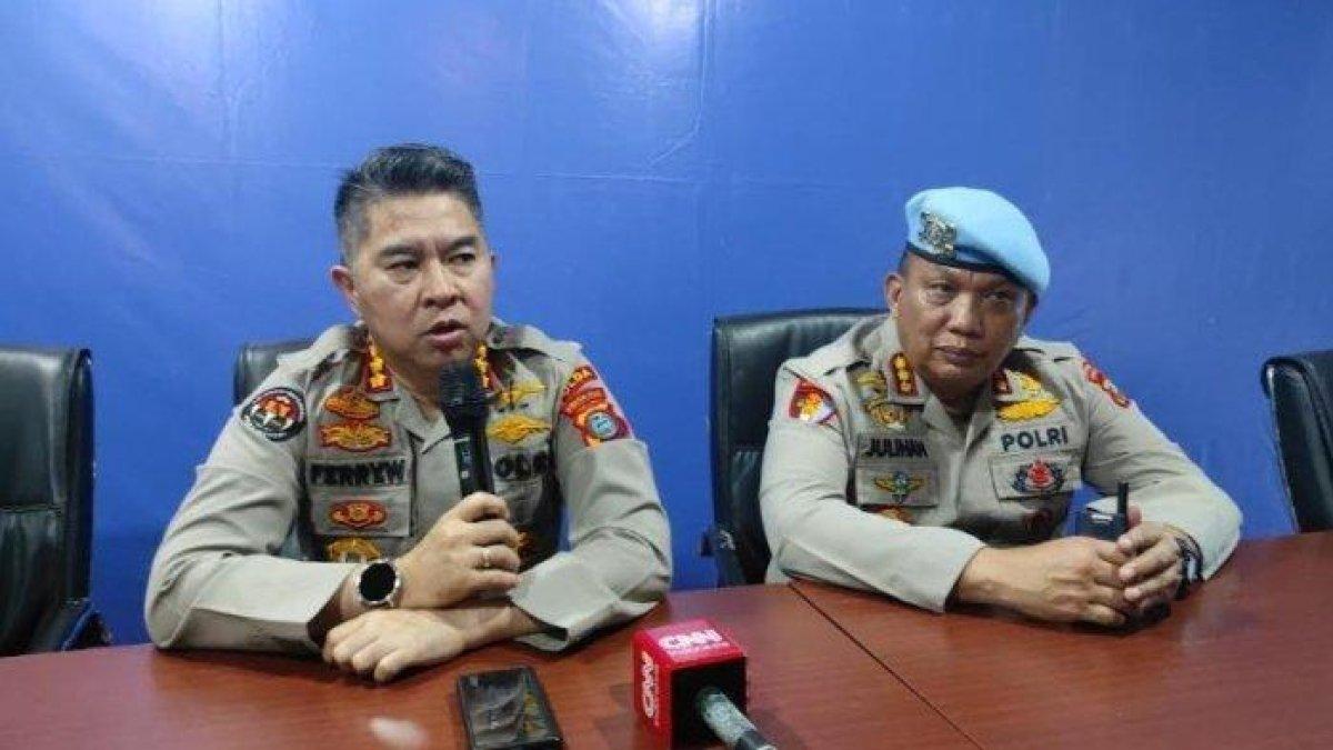 MOBIL DINAS TABRAK LARI - Kabid Humas Polda Sumut Kombes Ferry Walintukan (kiri) dan Kabid Propam Polda Sumut Kombes Julihan (kanan) saat diwawancarai soal mobil dinas Propam Polres Tapsel dikemudikan sepasang remaja diduga tabrak lari di Kota Medan, Senin (7/7/2025). Polda Sumut menyatakan mobil dinas dipakai anak remaja Plh Kasi Propam Polres Tapsel saat Iptu Asrul Pane istirahat.