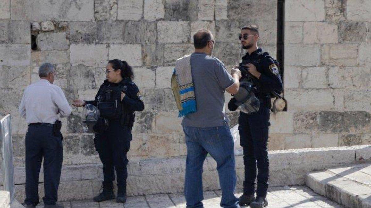 Foto tak bertanggal, memperlihatkan Polisi Israel memeriksa warga Palestina di dekat Al-Aqsa.