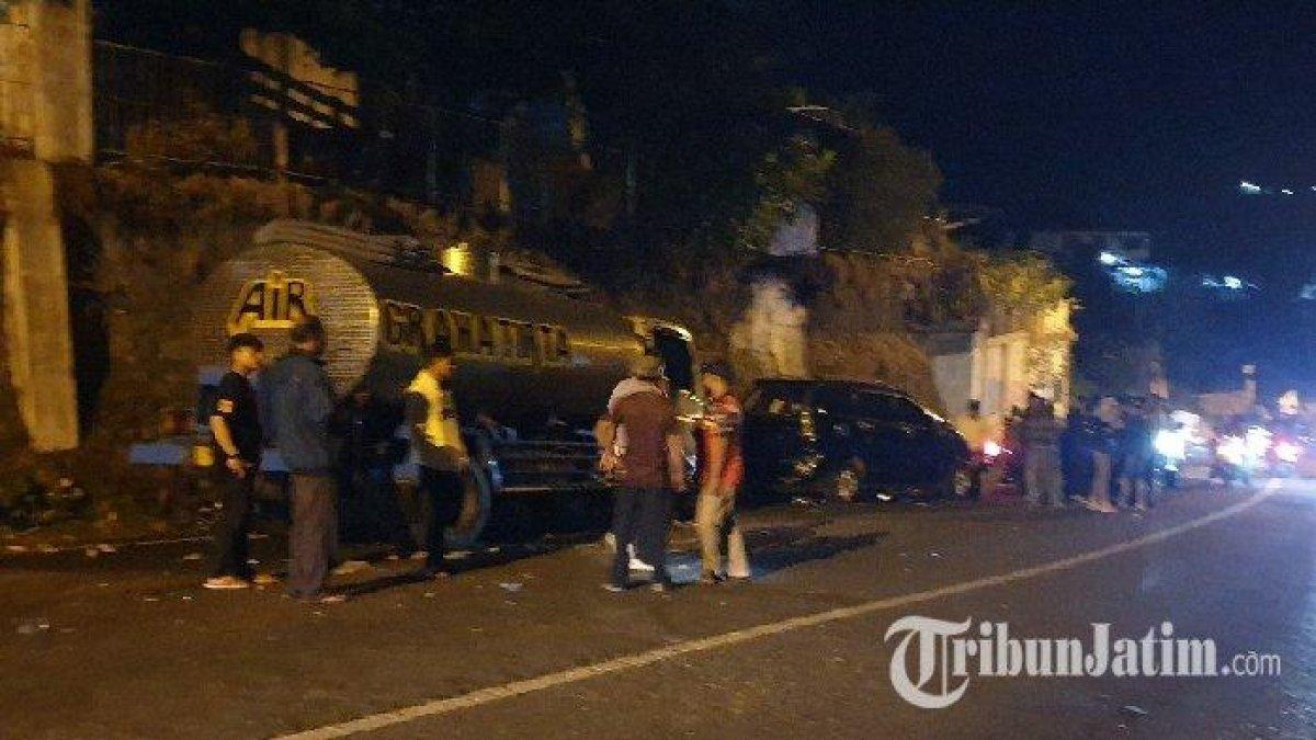 Polisi melakukan Olah TKP di lokasi Kecelakaan maut di turunan Karina, Desa Sajen, Kecamatan Pacet, Kabupaten Mojokerto, Kamis (24/8/2023).