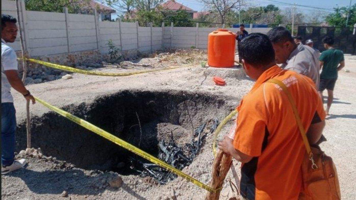 Polisi memasang police line di tempat kejadian perkara (TKP) pembakaran 4 unit sepeda motor di depan Kampus UKAW Kupang, Kelurahan Oesapa, Kecamatan Kepala Lima, Kota Kupang, Jumat 15 September 2023 siang.