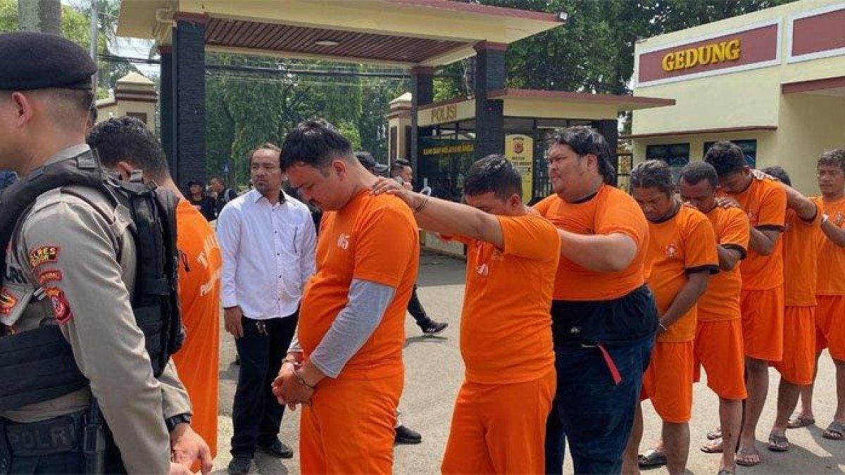 PREMAN PASAR DITANGKAP - Polisi menangkap 9 orang yang terlibat dalam aksi premanisme dan pungutan liar di wilayah Kota dan Kabupaten Bogor, Jawa Barat, Jumat (9/5/2025). Mereka bisa meraup uang sampai Rp 40 juta.