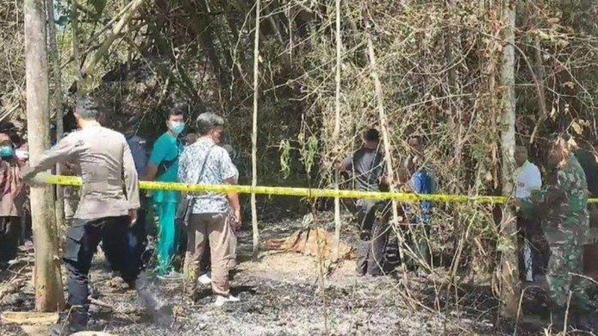 Polisi mengamankan lokasi tewasnya kakek J (90) di lahan tak jauh dari rumahnya di Desa Sedah, Kecamatan Jenangan, Kabupaten Ponorogo, Jumat (22/9/2023)