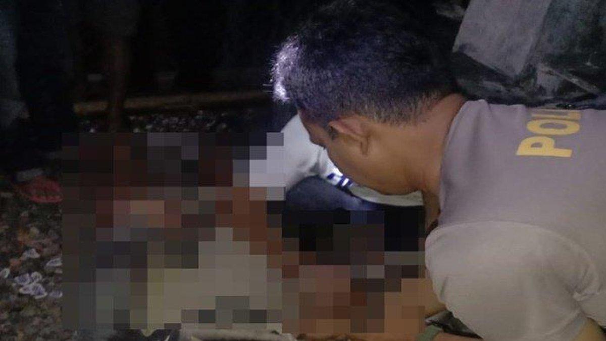 Polisi mengevakuasi jenazah pekerja tower yang tewas tersetrum listik saat sedang bekerja di Desa Ciptodadi I Kecamatan Sukakarya Kabupaten Musi Rawas (Mura), Sumsel, Sabtu (16/9/2023).