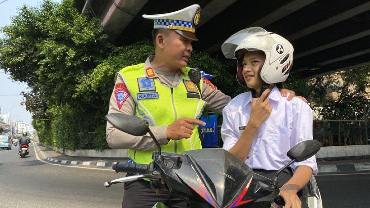 Polisi menindak pengendara motor dengan banyak pelanggaran. Masih pelajar, berusia di bawah umur, tidak memiliki SIM, tidak memiliki STNK, pelat nomor kendaraan mati, dan enggan menggunakan helm.