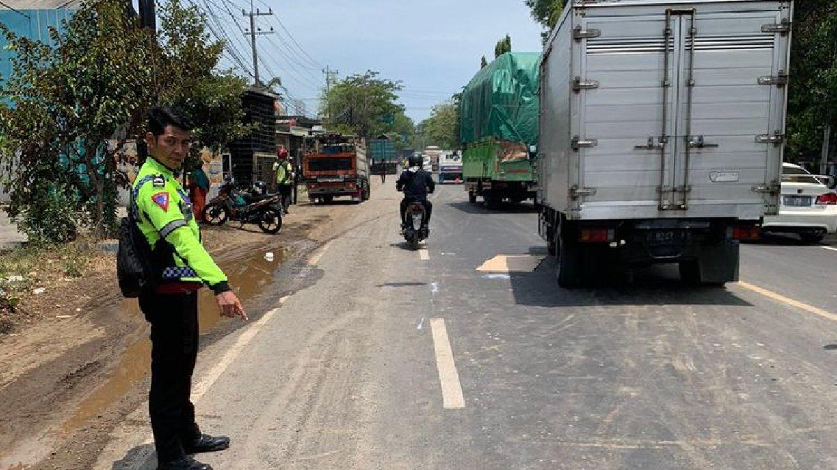 Polisi menunjukkan lokasi kecelakaan lalu lintas yang terjadi di Jalan Raya Desa Banjarsari, Kecamatan Cerme, Gresik, Jawa Timur, Jumat (3/11/2023).