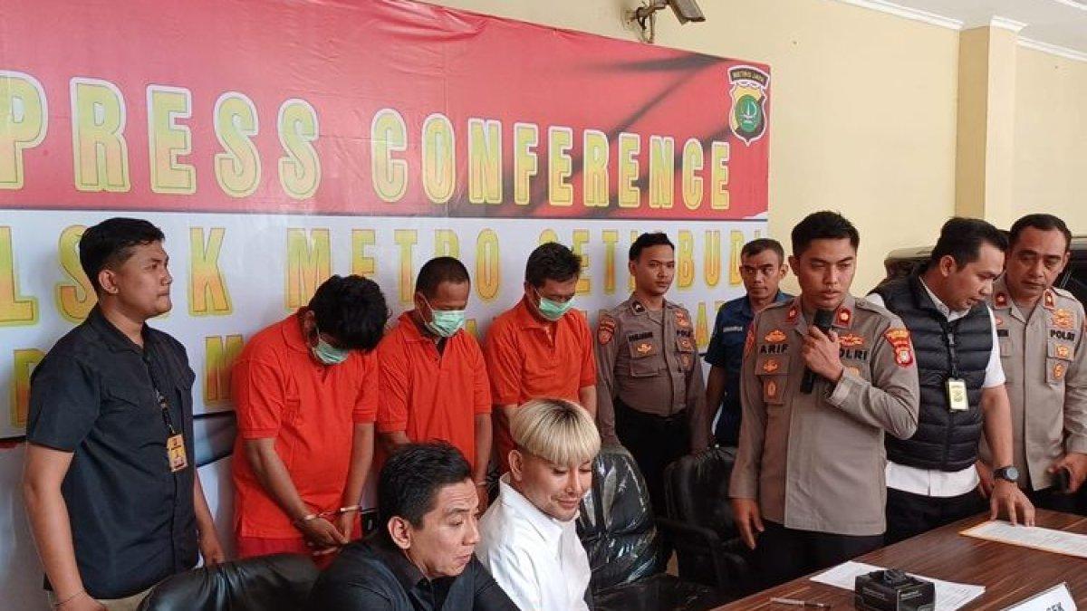 Polisi merilis pelaku yang membawa mobil Caren Delano di Polsek Setiabudi, Jakarta Pusat, Jumat (6/10/2023).