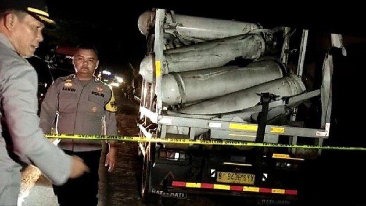 Polisi saat memasang police line di TKP truk pengangkut tabung gas meledak di Jalan Raya Sukabumi - Bogor, tepatnya di Kampung Lodaya, Desa Karangtengah, Kecamatan Cibadak, Kabupaten Sukabumi.