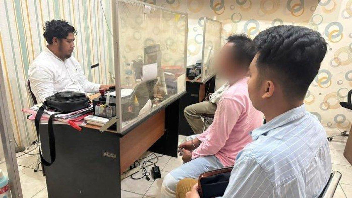 Polisi saat memeriksa UA (37), warga Desa Karangsalam Kidul, Kecamatan Kedungbanteng, Kabupaten Banyumas yang ditangkap polisi karena melakukan persetubuhan kepada enam orang remaja dibawah umur, Rabu (22/11/2023)