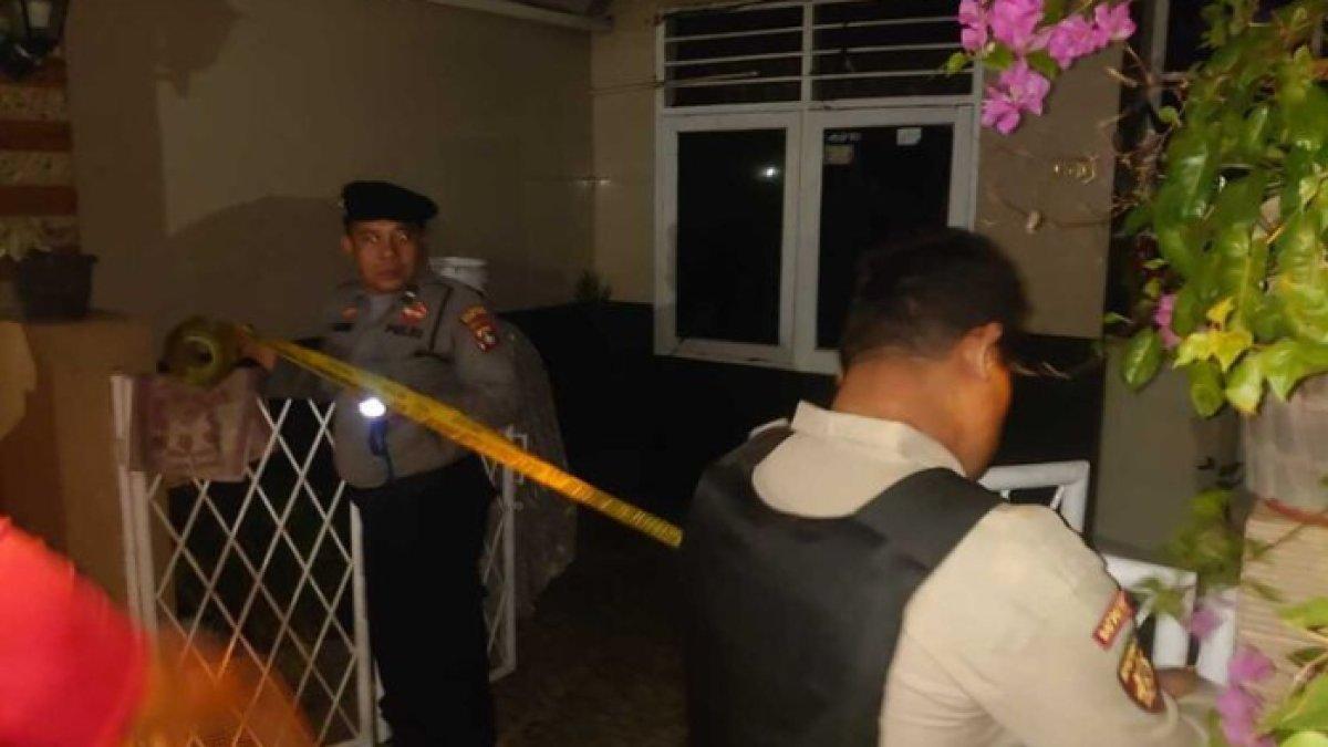 Tempat Kejadian Perkara (TKP) pembunuhan yang terjadi di Perumahan Mukakuning Indah Batam, Kepulauan Riau (Kepri). Hingga saat ini polisi masih belum mengetahui siapa pelakunya dan motif dari pemunuhan ini.