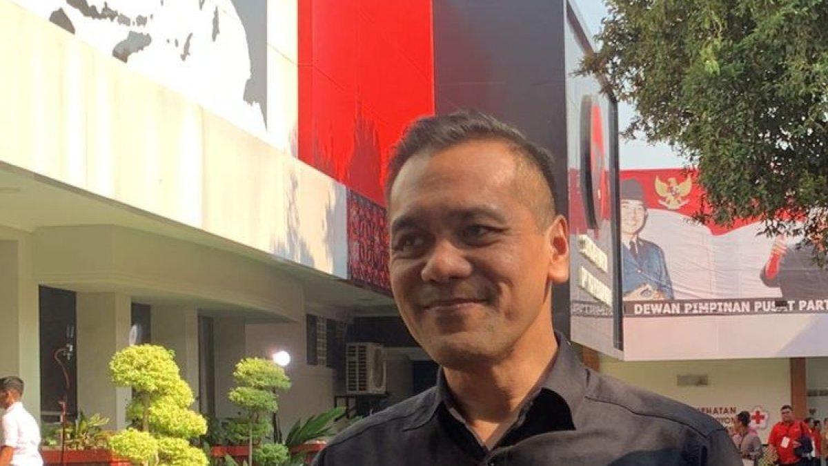 Politikus PDI-P Chico Hakim (kiri) dalam konferensi pers di Sekolah Partai,