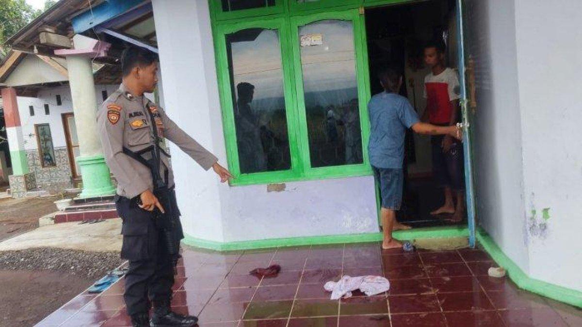 Personel Satreskrim Polres Probolinggo dan Polsek Gading tengah melakukan olah TKP pembacokan, Rabu (22/11/2023).