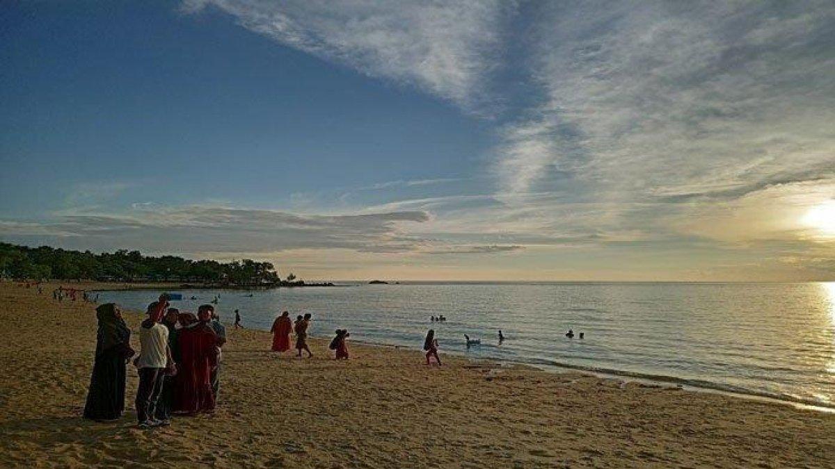 WISATA KARIMUN - Pantai Pongkar yang berada di Kabupaten Karimun, Kepulauan Riau (Kepri) cocok menjadi destinasi wisata keluarga pada akhir pekan, Senin (14/4/2025).