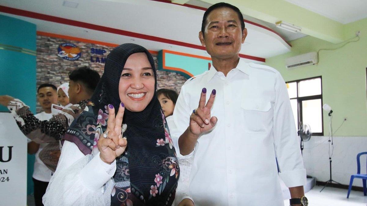 BUPATI LAMONGAN - Portret Yuhronur Efendi (kanan) setelah melakukan pencoblosan pada Pilkada 2024 diunduh dari Instagram.com (24/2/2025). Yuhronur Efendi merupakan bupati yang dilantik Prabowo di Jakarta.