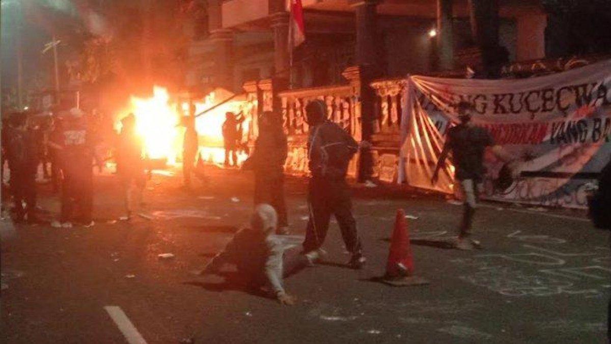 DEMO TOLAK UU TNI - Pos gedung DPRD Kota Malang yang dibakar oleh massa aksi saat dipadamkan oleh mobil water canon Polresta Malang Kota, Minggu (23/3/2025) malam. Diketahui, awalnya demo tolak UU TNI yang dilakukan massa berjalan damai, namun belakangan menjadi ricuh hingga harus dibubarkan.