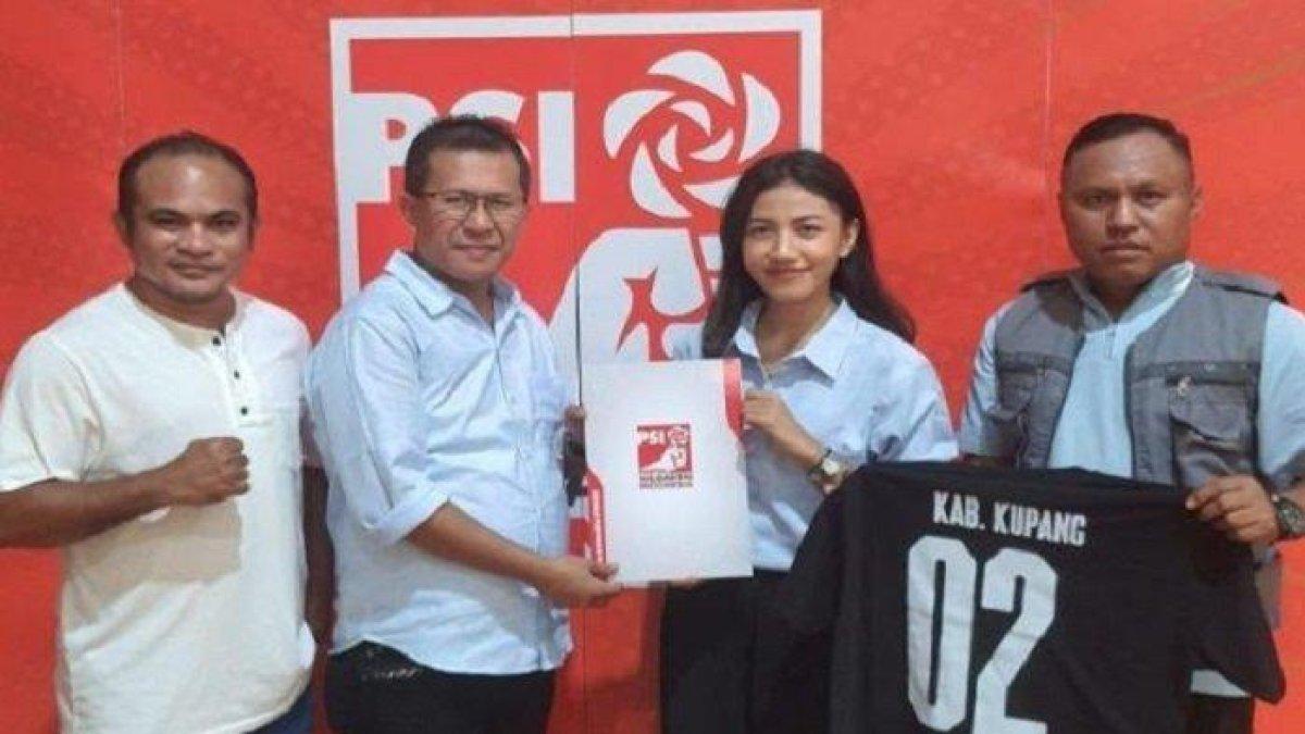 YOSEF LEDE - Pose bersama Yos Lede dan Aurum Titu Eki usai menerika SK dari PSI untuk maju dalam Pilbup Kabupaten Kupang.