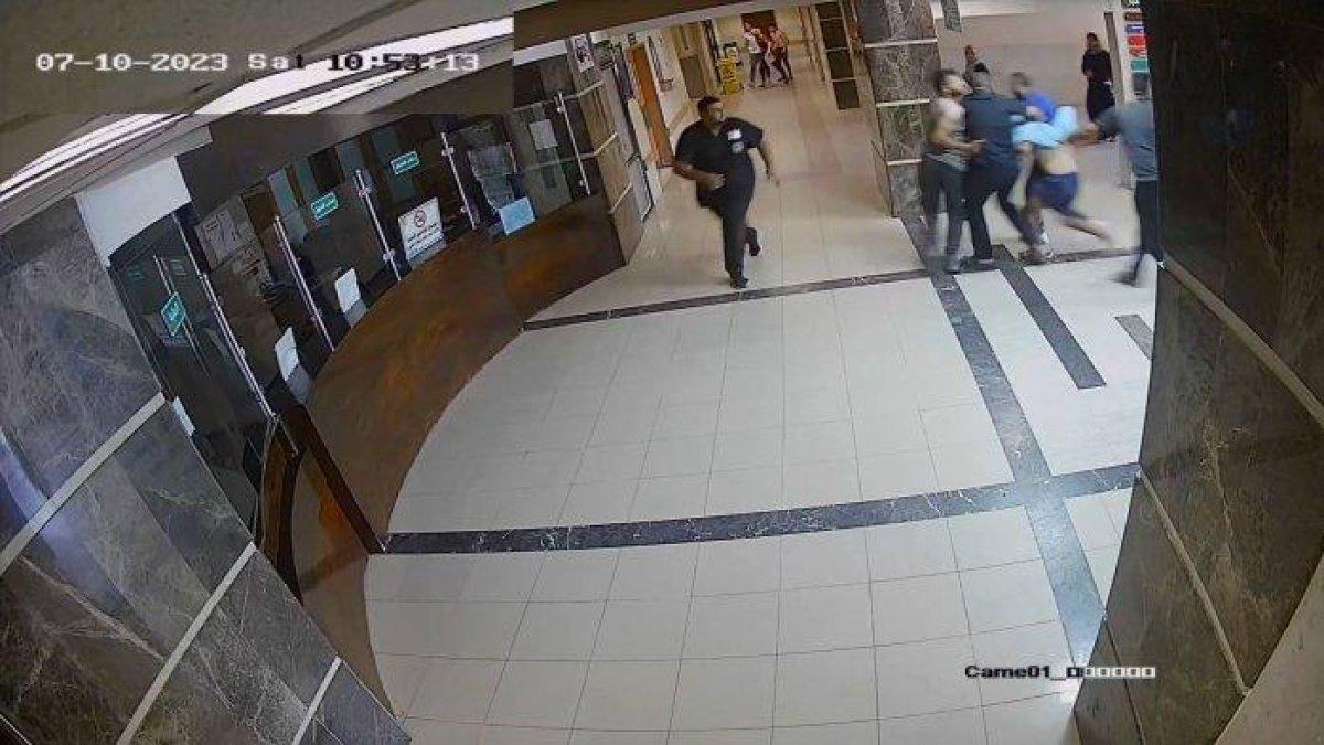 Potongan gambar dari video CCTV yang dirilis oleh Pasukan Pertahanan Israel (IDF) menunjukkan pejuang Hamas membawa sandera ke Rumah Sakit Al-Shifa pada 7 Oktober.