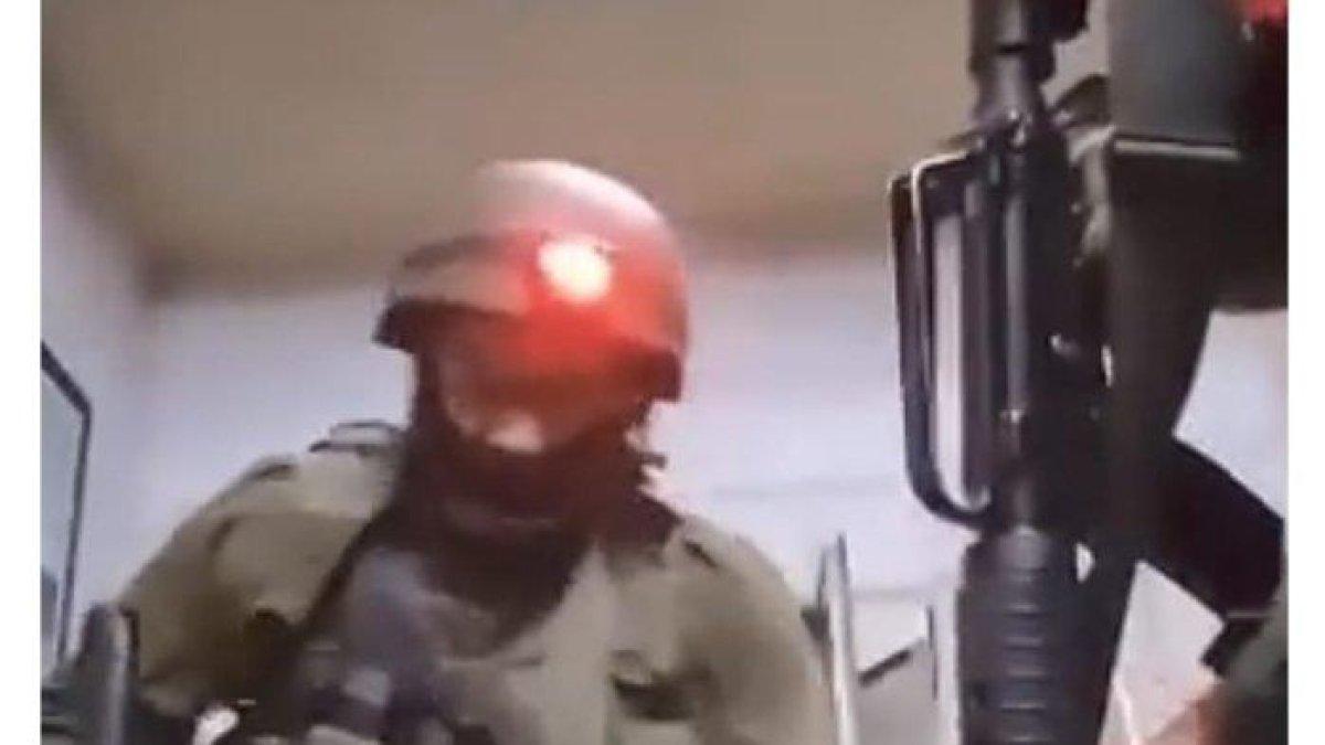 Potongan rekaman video beberapa tentara Israel menghajar seorang TikToker Palestina bernama Iyad Banat menggunakan popor dan sepatu larsnya saat dia sedang live di media sosial Tiktok di rumahnya di Hebron, Tepi Barat bagian selatan, Senin, 13 November 2023.