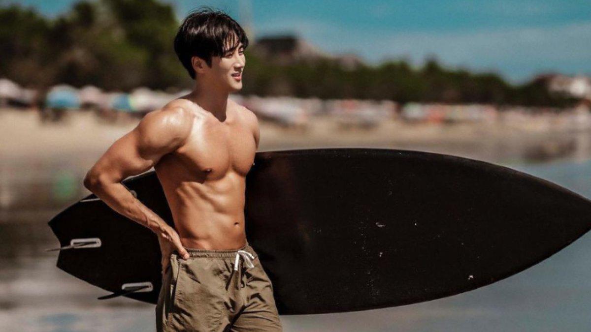 Potret Ahn Bo Hyun, pacar Jisoo BLACKPINK saat berlibur di Bali, pamer perut sixpack di Instagram, bikin meleleh