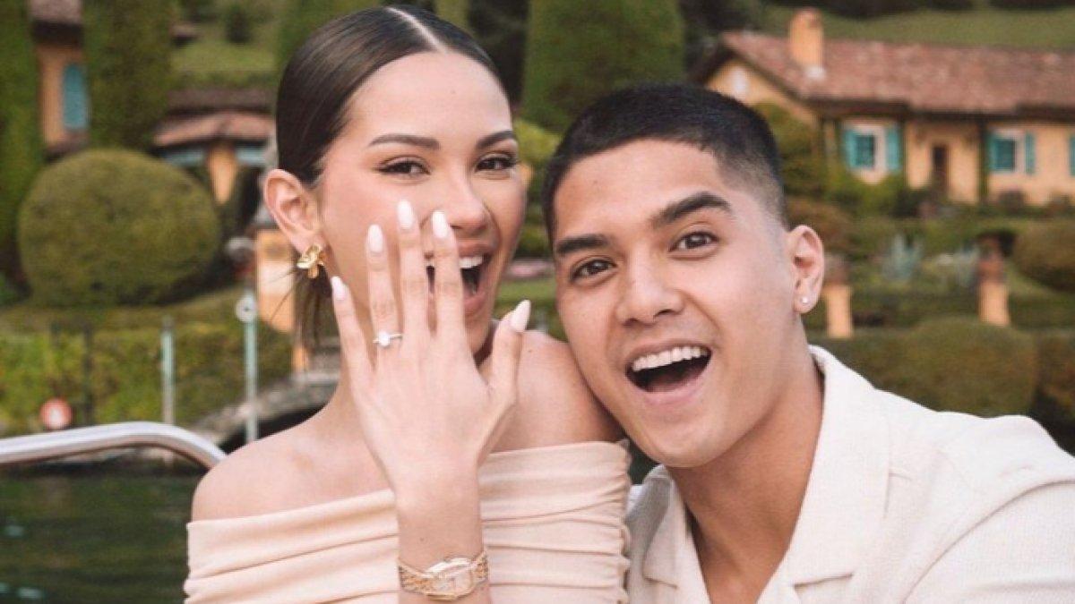 MOMEN LAMARAN - Al Ghazali melamar Alyssa Daguise di Lake Como Italia. Kini keduanya resmi menikah pada 16 Juni 2025.
