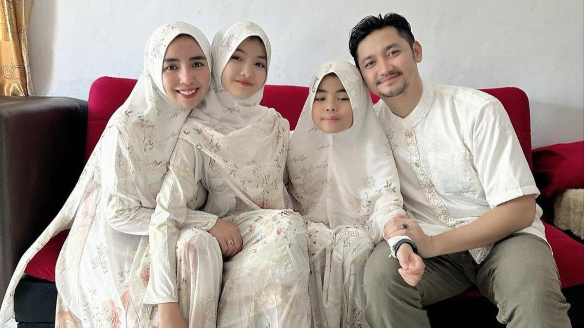 Potret Angga Wijaya bersama kedua anak sambungnya saat Idul Fitri
