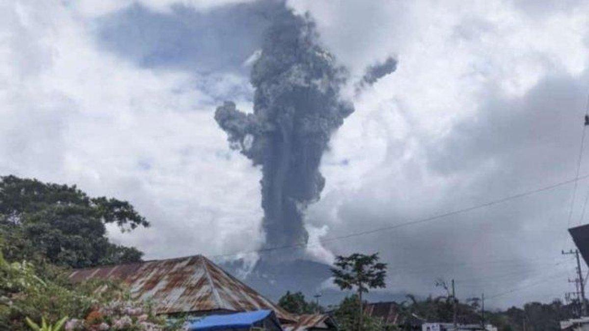 Potret Gunung Marapi di Sumatera Barat meletus