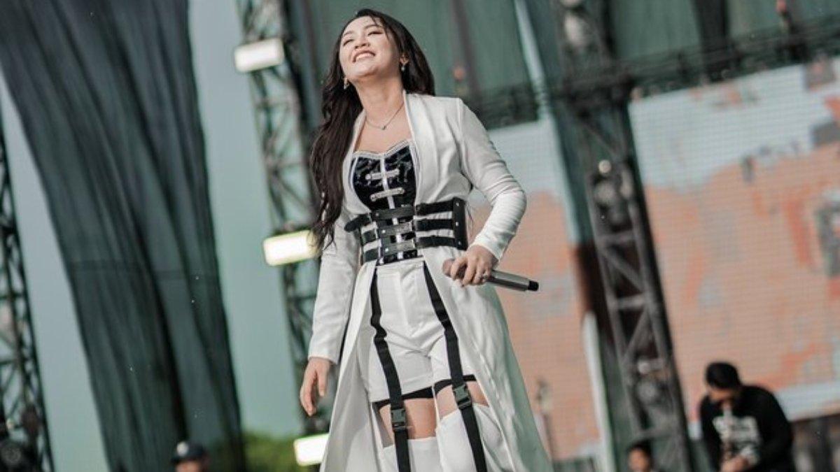 Potret Happy Asmara yang dikabarkan sedang hamil.