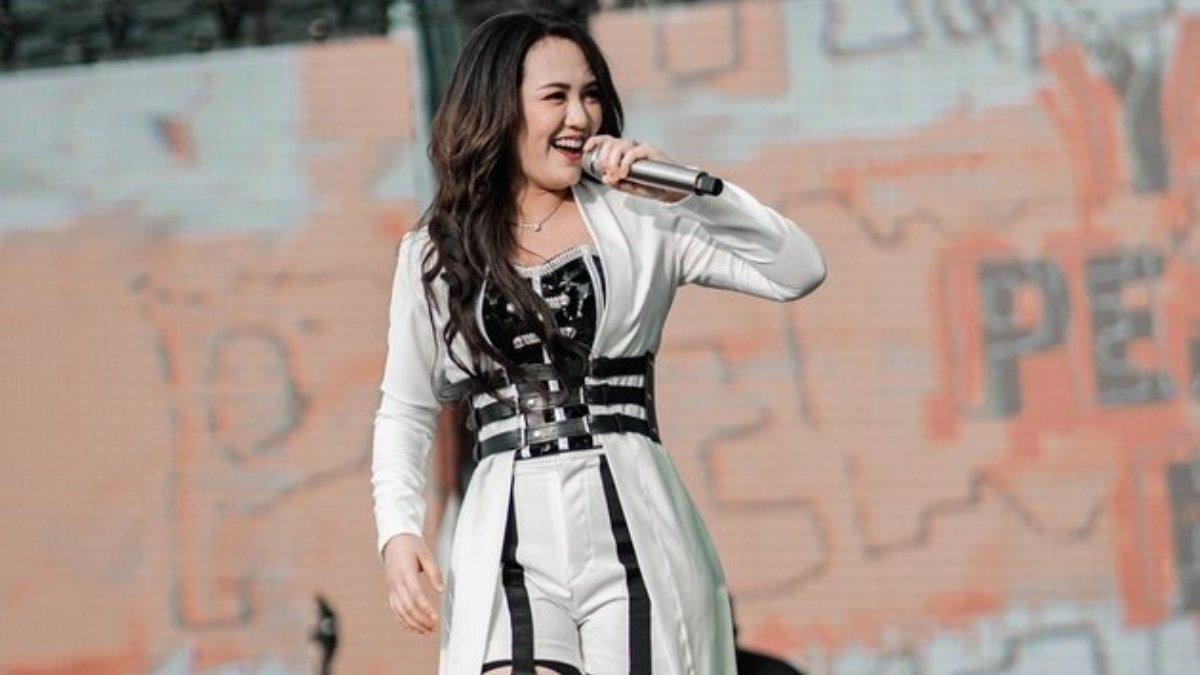 Potret Happy Asmara yang dikabarkan sedang hamil.