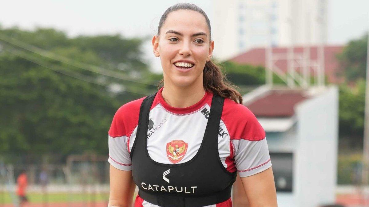 KABAR NATURALISASI - Potret Iris Joska de Rouw saat mengenakan jersey latihan Timnas Indonesia diunduh dari Instagram (30/5/2025).